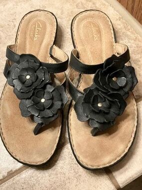 Clark’s leather floral toe sandals… size 7.5